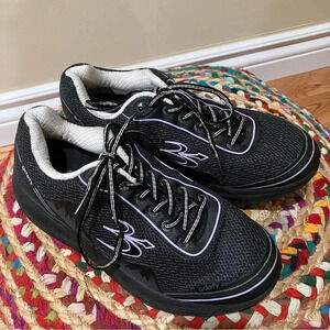 NWOT  Gdefy black sneakers